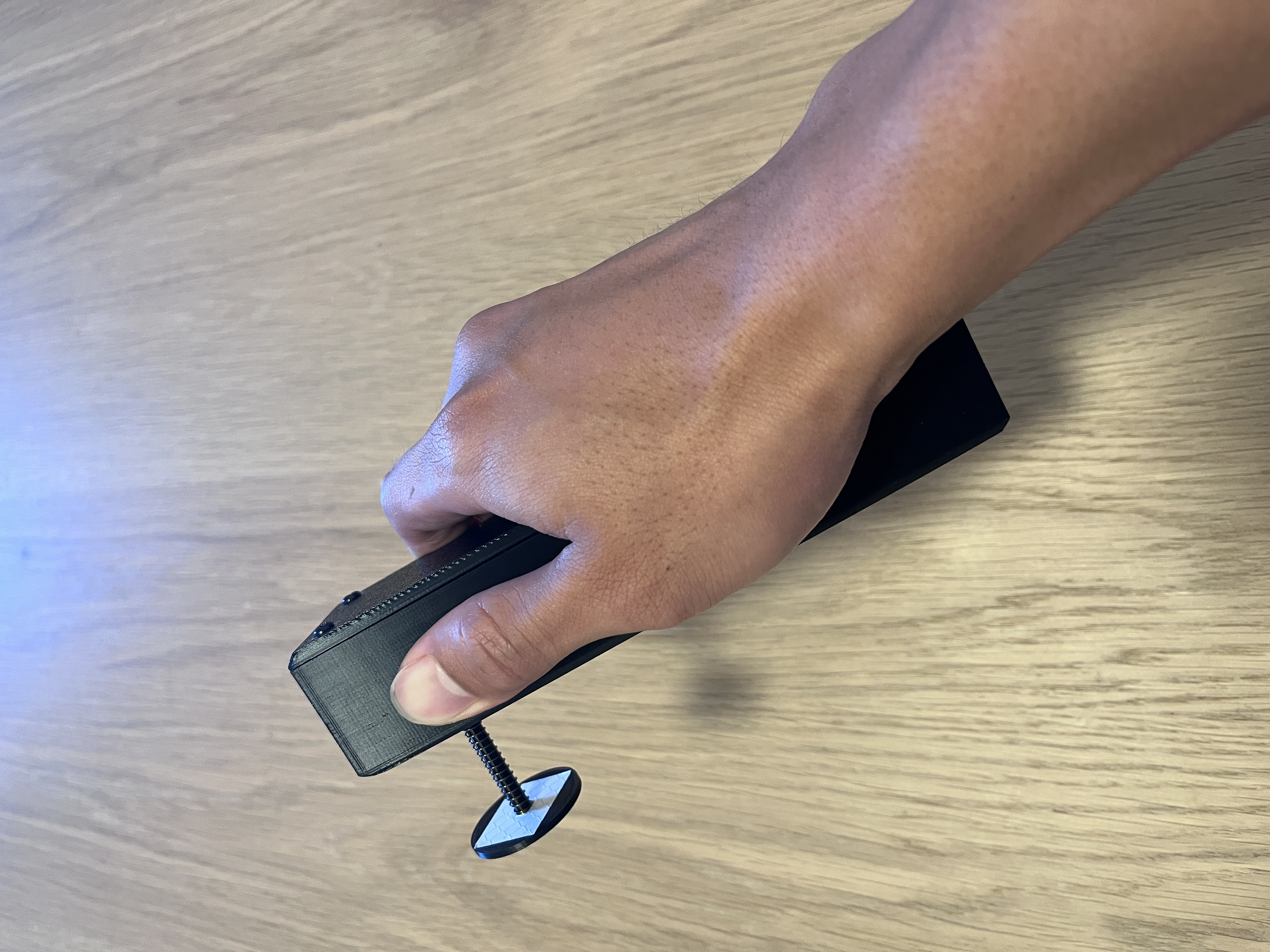 Proper grip holding device near center